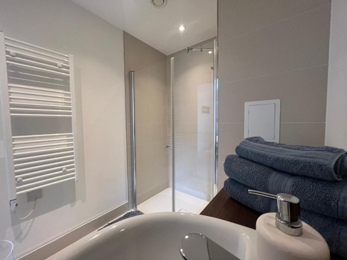 Modern 2Br 2Ba Apt Wparking Sleeps 6 Comfortably London Ngoại thất bức ảnh